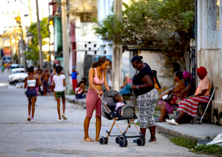 Dos mujeres caminan por una calle durante un apagón, este viernes en el municipio Cerro, en La Habana (Cuba). Los dos apagones totales que ha sufrido Cuba en las últimas tres semanas son un desastre económico, político y social que vienen a ahondar la crisis multidimensional que sufre el país, coinciden en destacar expertos consultados por EFE. EFE/ Yander Zamora