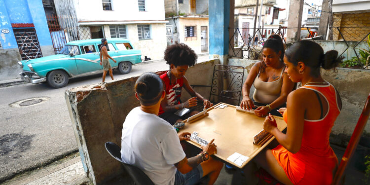 Fotografía del 20 de octubre de 2024 de personas jugando dominó durante un apagón, en La Habana (Cuba). Latinoamérica enfrenta una crisis energética sin precedentes, marcada por apagones prolongados, sequías históricas y redes eléctricas al borde del colapso. Desde los cortes de hasta diez horas diarias en Ecuador, agudizados por la falta de suministro desde Colombia, hasta los apagones de veinte horas en Cuba, que evidencian la obsolescencia de su infraestructura, la región vive un sistema energético débil. EFE/ Yander Zamora