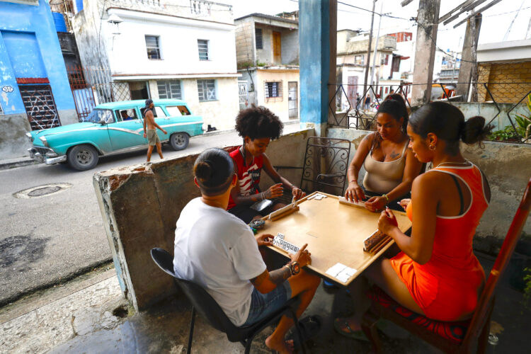 Fotografía del 20 de octubre de 2024 de personas jugando dominó durante un apagón, en La Habana (Cuba). Latinoamérica enfrenta una crisis energética sin precedentes, marcada por apagones prolongados, sequías históricas y redes eléctricas al borde del colapso. Desde los cortes de hasta diez horas diarias en Ecuador, agudizados por la falta de suministro desde Colombia, hasta los apagones de veinte horas en Cuba, que evidencian la obsolescencia de su infraestructura, la región vive un sistema energético débil. EFE/ Yander Zamora