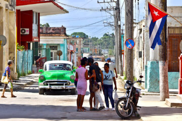 Varias personas se saludan en medio de una calle este martes en el poblado de Bejucal, al sur de La Habana (Cuba). EFE/ Ernesto Mastrascusa