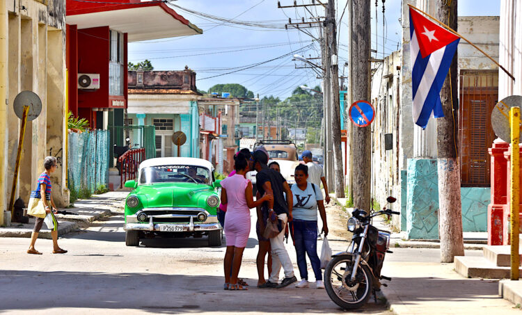 Varias personas se saludan en medio de una calle este martes en el poblado de Bejucal, al sur de La Habana (Cuba). EFE/ Ernesto Mastrascusa