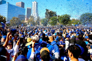 Miles de seguidores de los Dodgers tomaron este viernes el centro de Los Ángeles para presencial el primer desfile en 36 años del equipo de béisbol. EFE/EPA/ALLISON DINNER