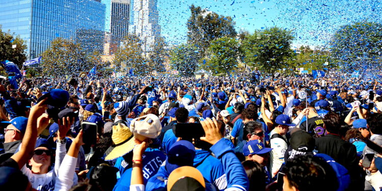 Miles de seguidores de los Dodgers tomaron este viernes el centro de Los Ángeles para presencial el primer desfile en 36 años del equipo de béisbol. EFE/EPA/ALLISON DINNER