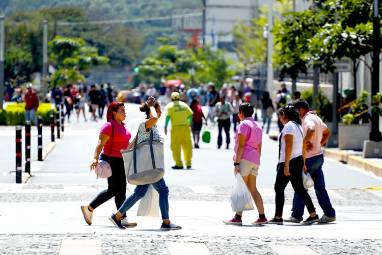 Transeúntes caminan por una calle en San Salvador (El Salvador). La población total de El Salvador supera los 6 millones de habientes y experimenta un "bono demográfico", además de una caída en su tasa de natalidad, según los datos del VII Censo de Población revelados este martes por autoridades del Banco Central de Reserva (BCR). EFE/ Rodrigo Sura