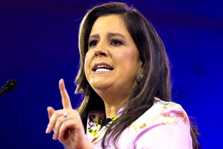 Fotografía de archivo fechada el 23 de febrero de 2024 de la representante republicana de Nueva York, Elise Stefanik, pronunciando un discurso durante la Conferencia de Acción Política Conservadora (CPAC) de 2024 en National Harbor, Maryland (EE.UU.). El futuro presidente de EE.UU., Donald Trump, ha ofrecido la embajada del país ante la ONU a la republicana Elise Stefanik, una defensora de la causa israelí, que ha aceptado el cargo, informó The New York Post. EFE/EPA/MICHAEL REYNOLDS/ARCHIVO