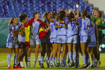 Jugadoras de España celebran al final este jueves, de un partido por la semifinal de la Copa Mundial Femenina sub-17 entre las selecciones de España e Inglaterra, en el estadio Olímpico Félix Sánchez en Santo Domingo (República Dominicana). EFE/ Orlando Barría