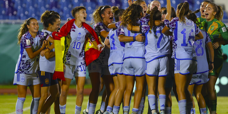 Jugadoras de España celebran al final este jueves, de un partido por la semifinal de la Copa Mundial Femenina sub-17 entre las selecciones de España e Inglaterra, en el estadio Olímpico Félix Sánchez en Santo Domingo (República Dominicana). EFE/ Orlando Barría