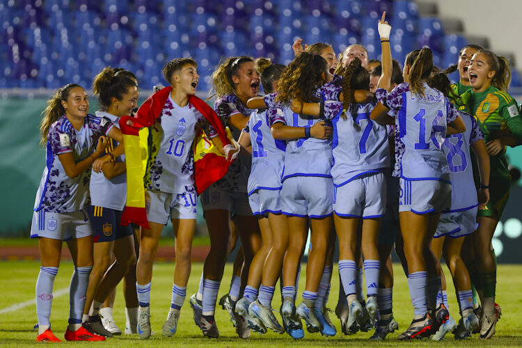 Jugadoras de España celebran al final este jueves, de un partido por la semifinal de la Copa Mundial Femenina sub-17 entre las selecciones de España e Inglaterra, en el estadio Olímpico Félix Sánchez en Santo Domingo (República Dominicana). EFE/ Orlando Barría