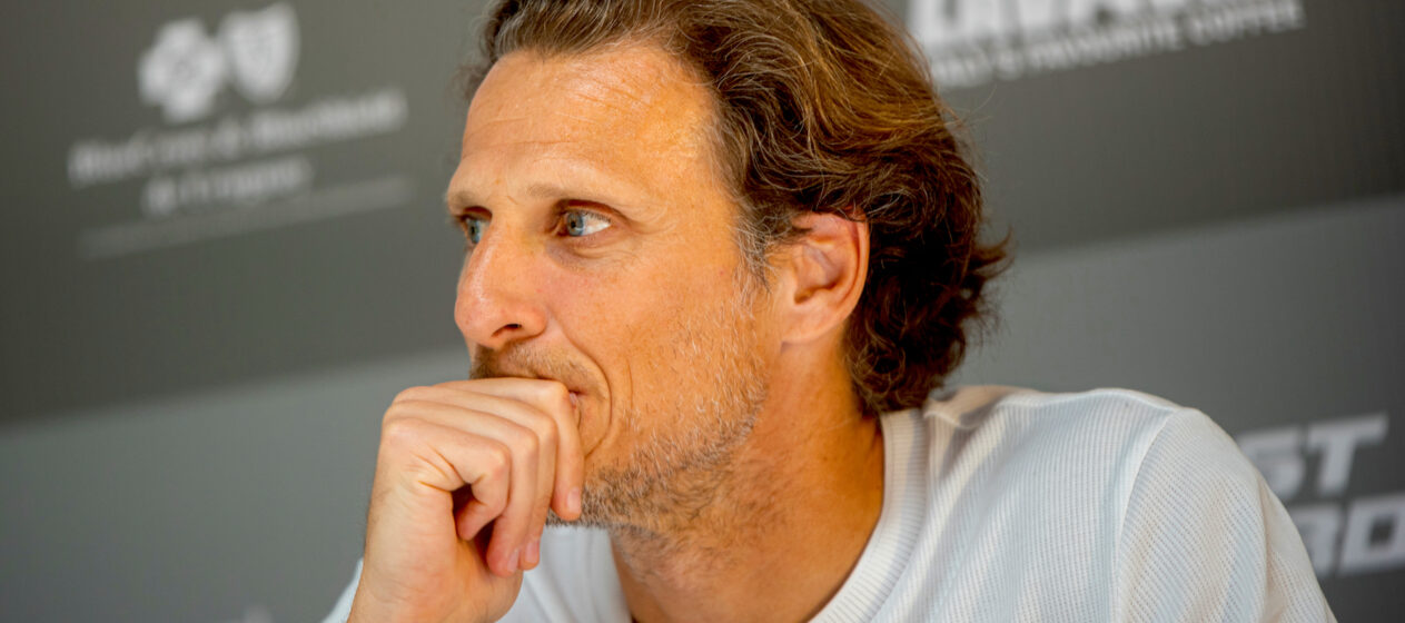 El exfutbolista Diego Forlán habla en una rueda de prensa durante el lanzamiento del Abierto de Uruguay de tenis, este martes en el Lawn Tennis Club, en Montevideo (Uruguay). Se lanza una nueva edición del Abierto de Uruguay, torneo que se llevará a cabo en Montevideo entre el 11 y el 17 de noviembre y que contará con la participación de Forlán. EFE/ Sofía Torres