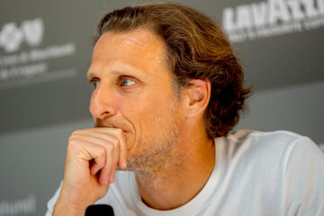 El exfutbolista Diego Forlán habla en una rueda de prensa durante el lanzamiento del Abierto de Uruguay de tenis, este martes en el Lawn Tennis Club, en Montevideo (Uruguay). Se lanza una nueva edición del Abierto de Uruguay, torneo que se llevará a cabo en Montevideo entre el 11 y el 17 de noviembre y que contará con la participación de Forlán. EFE/ Sofía Torres