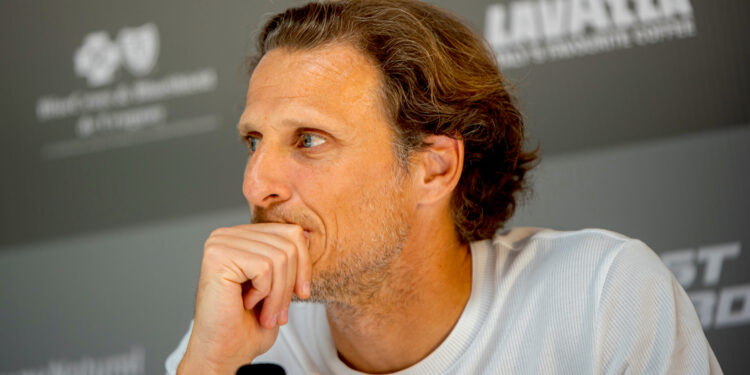 El exfutbolista Diego Forlán habla en una rueda de prensa durante el lanzamiento del Abierto de Uruguay de tenis, este martes en el Lawn Tennis Club, en Montevideo (Uruguay). Se lanza una nueva edición del Abierto de Uruguay, torneo que se llevará a cabo en Montevideo entre el 11 y el 17 de noviembre y que contará con la participación de Forlán. EFE/ Sofía Torres