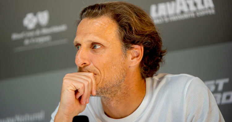 El exfutbolista Diego Forlán habla en una rueda de prensa durante el lanzamiento del Abierto de Uruguay de tenis, este martes en el Lawn Tennis Club, en Montevideo (Uruguay). Se lanza una nueva edición del Abierto de Uruguay, torneo que se llevará a cabo en Montevideo entre el 11 y el 17 de noviembre y que contará con la participación de Forlán. EFE/ Sofía Torres