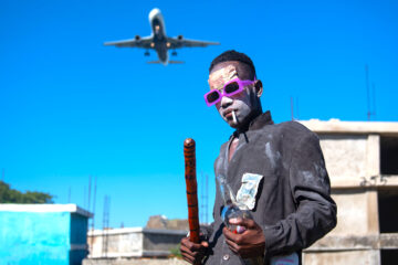 (Foto representativa a un avion en Haiti). La festividad del Día de los Muertos no escapa a la violencia que asola Haití, lo que este viernes se hizo patente en uno de sus principales escenarios, el cementerio de Puerto Príncipe, bajo control y a merced de las bandas, por lo que solo unos pocos acudieron allí para la tradicional celebración vudú. EFE/ Johnson Sabin