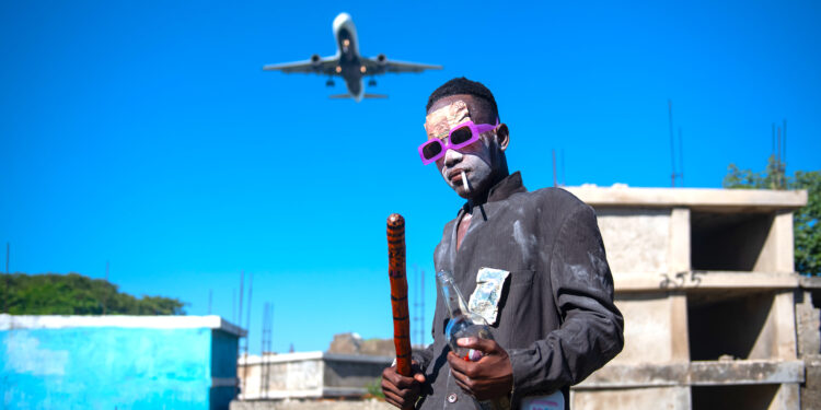 (Foto representativa a un avion en Haiti). La festividad del Día de los Muertos no escapa a la violencia que asola Haití, lo que este viernes se hizo patente en uno de sus principales escenarios, el cementerio de Puerto Príncipe, bajo control y a merced de las bandas, por lo que solo unos pocos acudieron allí para la tradicional celebración vudú. EFE/ Johnson Sabin