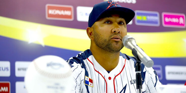 El seleccionador de Panamá, José Mayorga, participa en una rueda de prensa este viernes, en el estadio Panamericano de Béisbol en Guadalajara, Jalisco (México). Mayorga aseguró que una de sus metas en el Premier 12 es que su equipo “deje un buen sabor de boca” en su debut en el torneo que reúne a los 12 mejores combinados nacionales del mundo. EFE/ Francisco Guasco