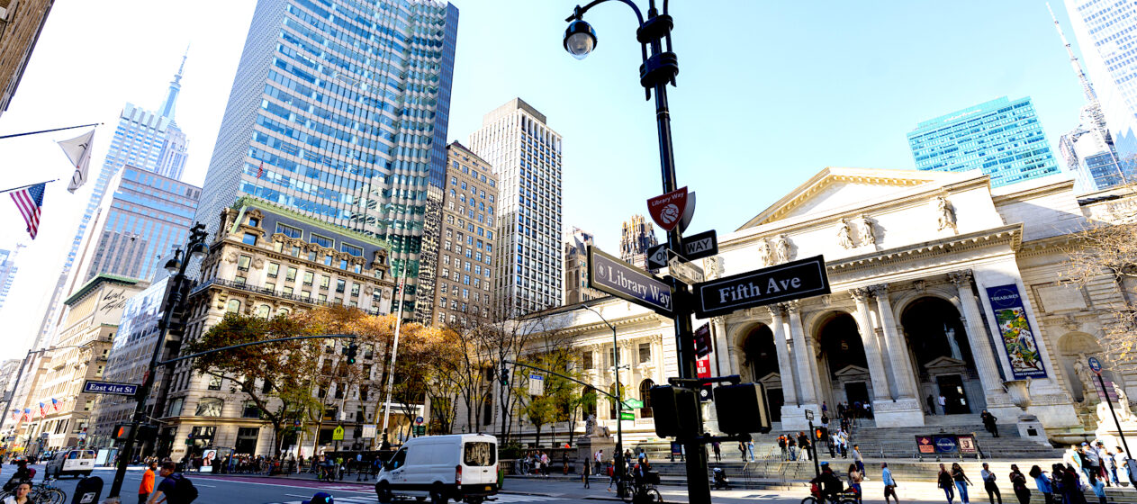 Fotografía de la Iglesia Presbiteriana, en la Quinta Avenida de Nueva York (Estados Unidos). La Quinta Avenida, donde se despliegan lugares tan emblemáticos de Nueva York como el Central Park, el Empire State Building, la Torre Trump o el Rockefeller Center, acaba de cumplir 200 años y goza de buena salud, pues sigue siendo el escenario de todos los grandes desfiles que transitan por la Gran Manzana y de numerosas películas.EFE/ Ángel Colmenares