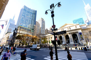 Fotografía de la Iglesia Presbiteriana, en la Quinta Avenida de Nueva York (Estados Unidos). La Quinta Avenida, donde se despliegan lugares tan emblemáticos de Nueva York como el Central Park, el Empire State Building, la Torre Trump o el Rockefeller Center, acaba de cumplir 200 años y goza de buena salud, pues sigue siendo el escenario de todos los grandes desfiles que transitan por la Gran Manzana y de numerosas películas.EFE/ Ángel Colmenares