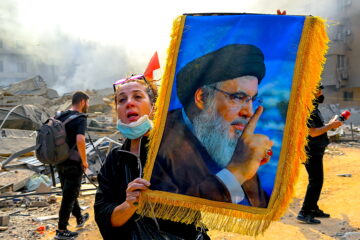 Una mujer lleva un retrato del difunto líder de Hezbolá, Hassan Nasrallah, cerca del lugar de un ataque militar israelí en el distrito de Dahieh en Beirut, Líbano, el 01 de noviembre de 2024. Según el Ministerio de Salud, más de 2.800 personas han muerto y más de 13.000 han resultado heridas en el Líbano desde el inicio de la reciente escalada de hostilidades. (Líbano, Hizbulá/Hezbolá) EFE/EPA/WAEL HAMZEH