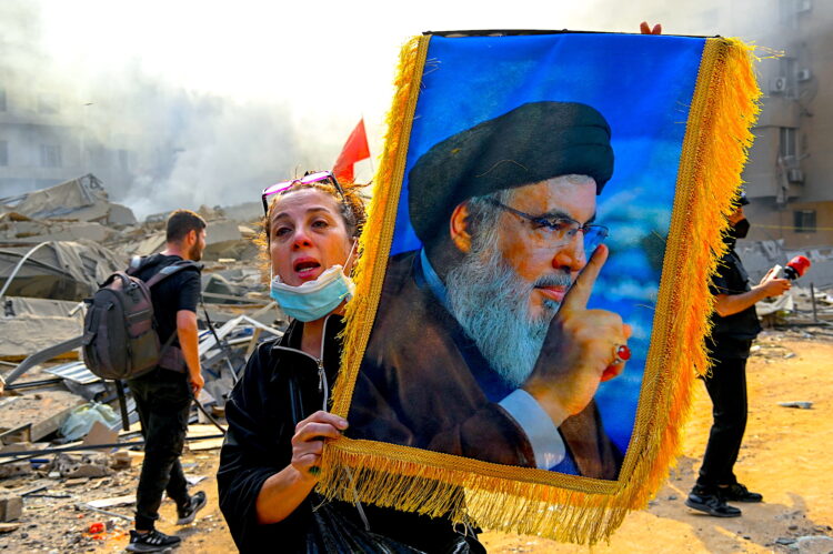 Una mujer lleva un retrato del difunto líder de Hezbolá, Hassan Nasrallah, cerca del lugar de un ataque militar israelí en el distrito de Dahieh en Beirut, Líbano, el 01 de noviembre de 2024. Según el Ministerio de Salud, más de 2.800 personas han muerto y más de 13.000 han resultado heridas en el Líbano desde el inicio de la reciente escalada de hostilidades. (Líbano, Hizbulá/Hezbolá) EFE/EPA/WAEL HAMZEH