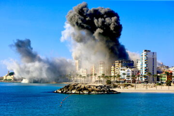 El humo se eleva desde una zona tras un ataque aéreo israelí, en Tiro, Líbano, este lunes. Según la Agencia Nacional de Noticias del Líbano (NNA), los aviones de guerra israelíes lanzaron varios ataques aéreos sobre Tiro. Al menos siete personas murieron y 17 resultaron heridas en un ataque aéreo israelí que tuvo como objetivo un edificio en Hay Ramel de Tiro.EFE/ Stringer