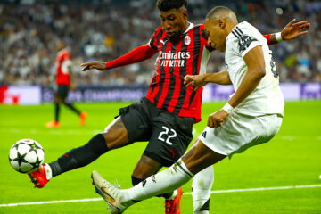 El delantero francés del Real Madrid, Kylian Mbappé (d), golpea el balón ante el defensa brasileño del Milan, Emerson, durante el encuentro correspondiente a la fase regular de la Liga de Campeones que disputaron el pasado martes Real Madrid y Milan en el estadio Santiago Bernabéu, en Madrid. EFE / Juanjo Martín.