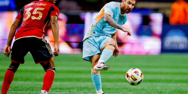 Lionel Messi se jugará este sábado el primer cara o cruz de su experiencia en la MLS, en el tercer y decisivo partido de la serie al mejor de los tres de primera ronda de los 'playoffs. EFE/EPA/ERIK S. LESSER