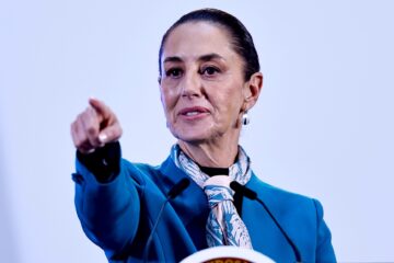 La presidenta de México Claudia Sheinbaum, participa este miércoles durante una rueda de prensa matutina en Ciudad de México (México). El Gobierno de México presentó el Plan Nacional de Energía, en el que invertirá más de 23.000 millones de dólares y con el que busca fortalecer el sistema eléctrico y garantizar el suministro a toda la población. EFE/Sáshenka Gutiérrez