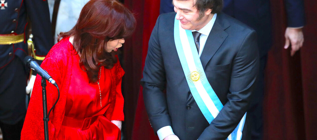 Fotografía de archivo del 10 de diciembre de 2023 del presidente argentino Javier Milei (der.), junto a la expresidenta Cristina Fernández, en Buenos Aires (Argentina). EFE/ Demian Alday Estevez