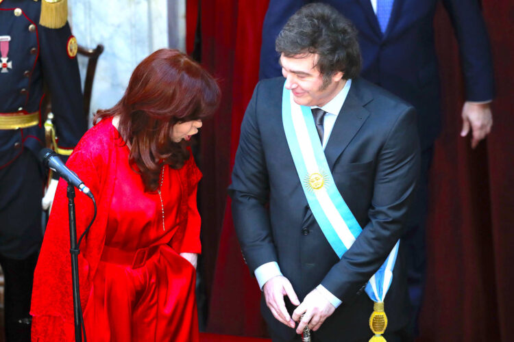 Fotografía de archivo del 10 de diciembre de 2023 del presidente argentino Javier Milei (der.), junto a la expresidenta Cristina Fernández, en Buenos Aires (Argentina). EFE/ Demian Alday Estevez