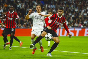 El delantero del Milan Álvaro Morata (d) lucha con Lucas Vázquez, del Real Madrid, durante el partido de la Liga de Campeones que Real Madrid y AC Milan disputarón en el estadio Santiago Bernabéu. EFE/Juanjo Martín