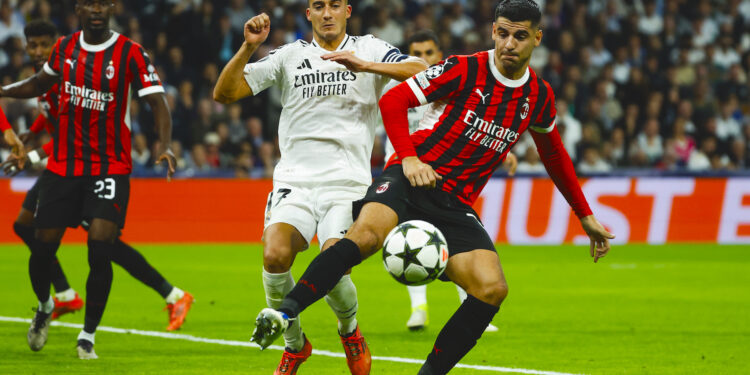 El delantero del Milan Álvaro Morata (d) lucha con Lucas Vázquez, del Real Madrid, durante el partido de la Liga de Campeones que Real Madrid y AC Milan disputarón en el estadio Santiago Bernabéu. EFE/Juanjo Martín