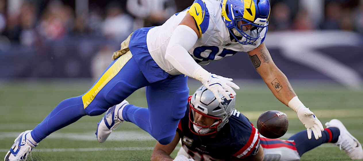 El linebacker de los Angeles Rams Michael Hoecht (R) aterriza en la pelota suelta frente al apretado final de los New England Patriots Hunter Henry (L) durante la primera mitad del partido de la NFL entre los New England Patriots y Los Angeles Rams en Foxborough, Massachusetts, EE.UU., 17 de noviembre de 2024. (Disturbios) EFE/EPA/CJ GUNTHER