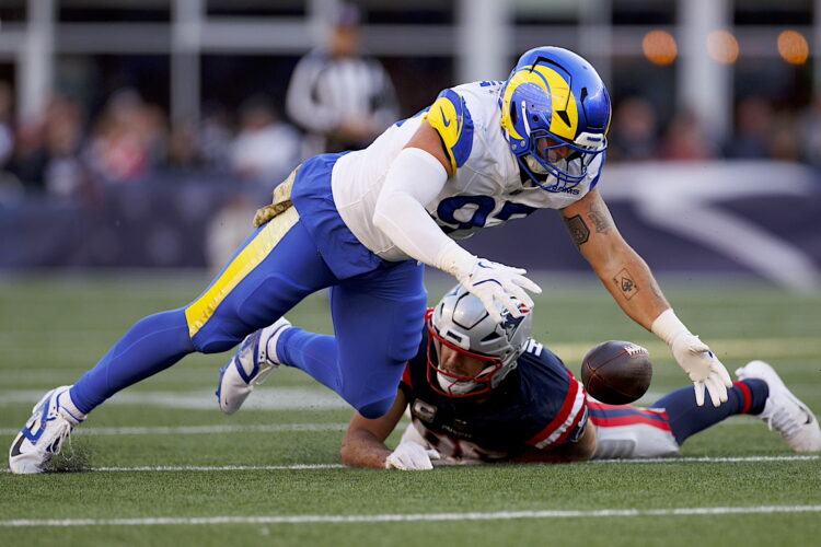 El linebacker de los Angeles Rams Michael Hoecht (R) aterriza en la pelota suelta frente al apretado final de los New England Patriots Hunter Henry (L) durante la primera mitad del partido de la NFL entre los New England Patriots y Los Angeles Rams en Foxborough, Massachusetts, EE.UU., 17 de noviembre de 2024. (Disturbios) EFE/EPA/CJ GUNTHER