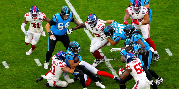 Carolina Panthers Running Back Chuba Hubbard (C) en acción durante el partido de la NFL entre New York Giants y Carolina Panthers en Munich, Alemania, 10 de noviembre de 2024. (Alemania, Nueva York) EFE/EPA/ANNA SZILAGYI