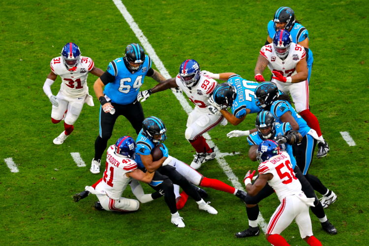 Carolina Panthers Running Back Chuba Hubbard (C) en acción durante el partido de la NFL entre New York Giants y Carolina Panthers en Munich, Alemania, 10 de noviembre de 2024. (Alemania, Nueva York) EFE/EPA/ANNA SZILAGYI