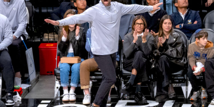 Jordi Fernández (c), entrenador de los Brooklyn Nets, dirige ante los Milwaukee Bucks, durante un partido de la NBA en el Barclays Center de Nueva York (Estados Unidos). EFE/ Angel Colmenares