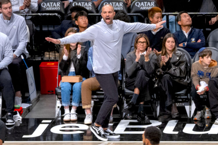 Jordi Fernández (c), entrenador de los Brooklyn Nets, dirige ante los Milwaukee Bucks, durante un partido de la NBA en el Barclays Center de Nueva York (Estados Unidos). EFE/ Angel Colmenares