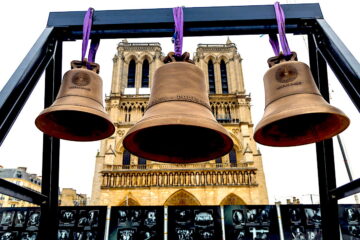 La catedral de Notre Dame de París recibió tres nuevas campanas, un mes antes de su reapertura entre ellas la que estuvo en el Estadio de Francia durante los Juegos Olímpicos de París 2024. (Francia) EFE/EPA/CHRISTOPHE PETIT TESSON