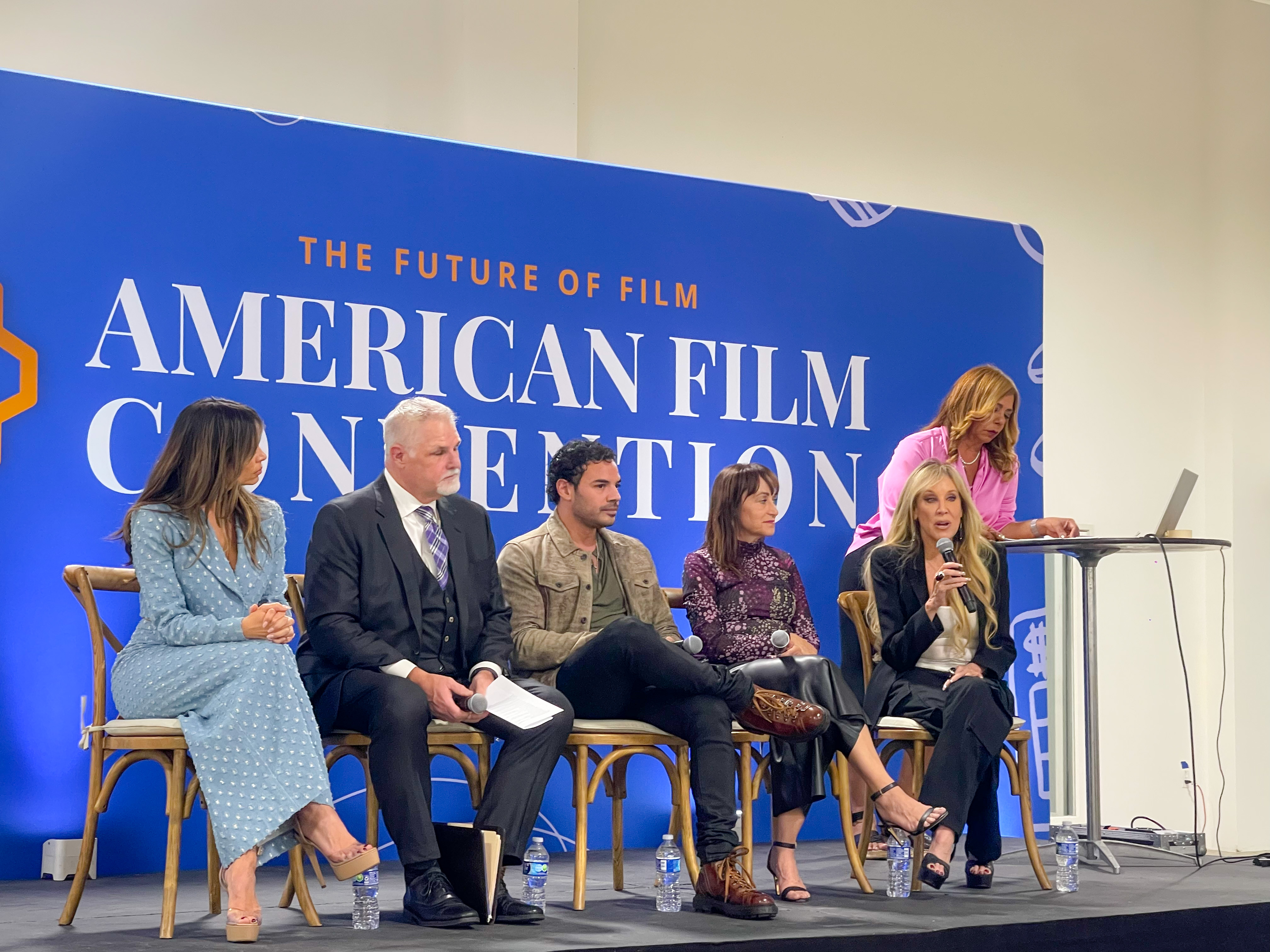 Nadine-Velazquez-Brooklyn-McLinn-Lisa-Vidal-y-Zulay-Henao COBERTURA EXCLUSIVA: Celebridades en la Convención de Cine Americana en Los Ángeles