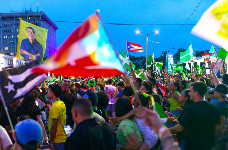 Simpatizantes del Partido independentista de Puerto Rico se reúnen en la sede del partido para esperar los resultados de las elecciones, en San Juan (Puerto Rico). EFE/ Thais Llorca