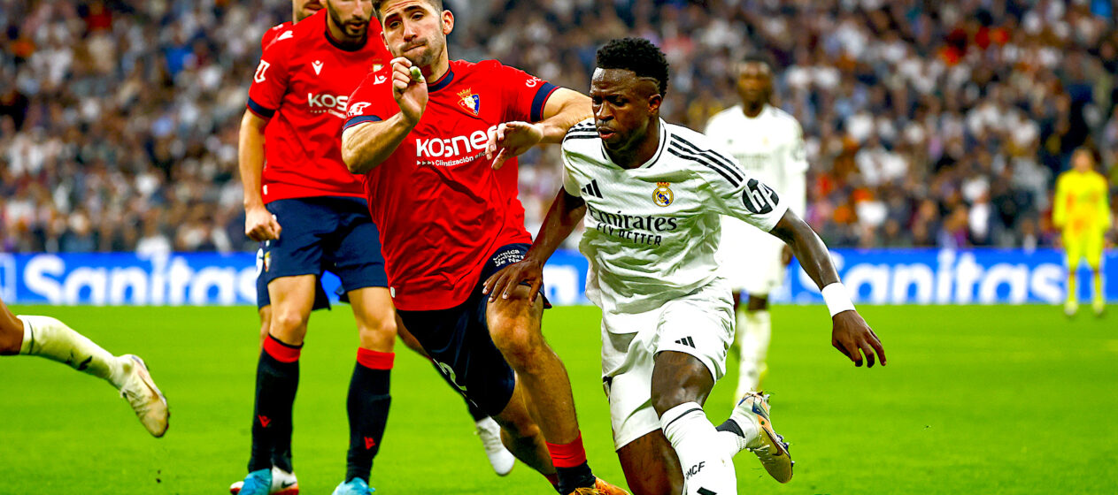 El delantero brasileño del Real Madrid Vinicius Junior (d) durante el partido de la jornada 13 de LaLiga entre Real Madrid y Osasuna, en el estadio Santiago Bernabéu en Madrid.-EFE/ Daniel González