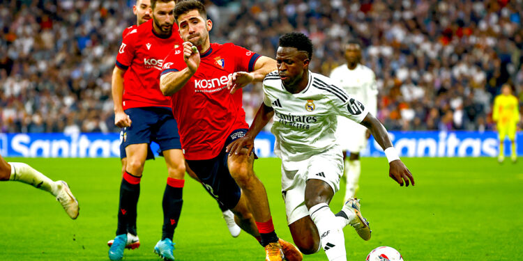 El delantero brasileño del Real Madrid Vinicius Junior (d) durante el partido de la jornada 13 de LaLiga entre Real Madrid y Osasuna, en el estadio Santiago Bernabéu en Madrid.-EFE/ Daniel González