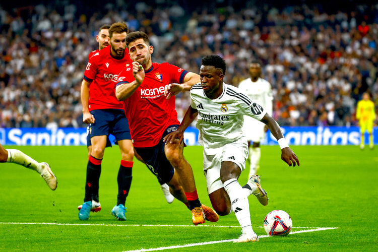 El delantero brasileño del Real Madrid Vinicius Junior (d) durante el partido de la jornada 13 de LaLiga entre Real Madrid y Osasuna, en el estadio Santiago Bernabéu en Madrid.-EFE/ Daniel González