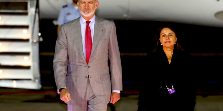 El rey Felipe VI camina a su llegada este miércoles, al aeropuerto Internacional Mariscal La Mar en Cuenca (Ecuador). Felipe VI participará en la XXIX Cumbre Iberoamericana. EFE/ Mariscal