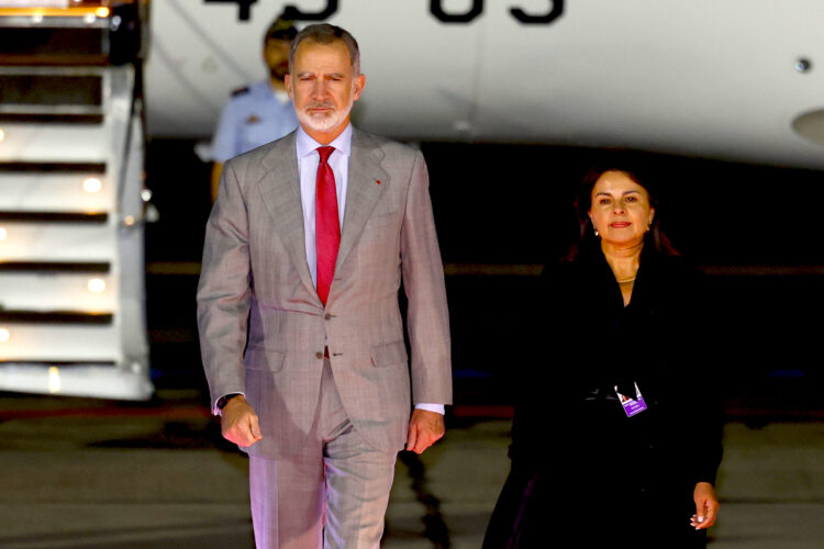 El rey Felipe VI camina a su llegada este miércoles, al aeropuerto Internacional Mariscal La Mar en Cuenca (Ecuador). Felipe VI participará en la XXIX Cumbre Iberoamericana. EFE/ Mariscal