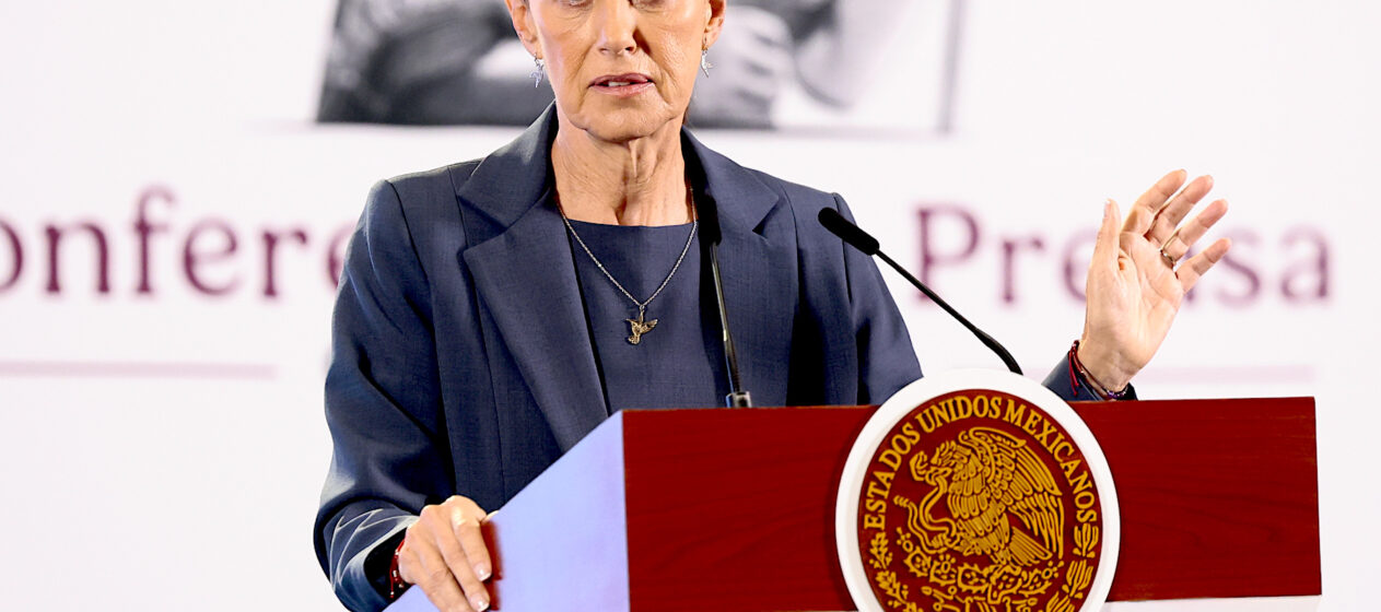 La presidenta de México, Claudia Sheinbaum, habla en una rueda de prensa este martes en Palacio Nacional en la Ciudad de México (México). Sheinbaum admitió que los resultados de su estrategia de seguridad no llegarán "de un día para otro" ante las recientes masacres de decenas de personas en estados como Guerrero, Querétaro y Sinaloa que han marcado su primer mes y medio de Gobierno. EFE/José Méndez