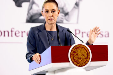 La presidenta de México, Claudia Sheinbaum, habla en una rueda de prensa este martes en Palacio Nacional en la Ciudad de México (México). Sheinbaum admitió que los resultados de su estrategia de seguridad no llegarán "de un día para otro" ante las recientes masacres de decenas de personas en estados como Guerrero, Querétaro y Sinaloa que han marcado su primer mes y medio de Gobierno. EFE/José Méndez