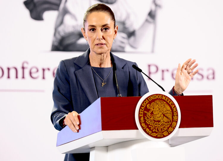 La presidenta de México, Claudia Sheinbaum, habla en una rueda de prensa este martes en Palacio Nacional en la Ciudad de México (México). Sheinbaum admitió que los resultados de su estrategia de seguridad no llegarán "de un día para otro" ante las recientes masacres de decenas de personas en estados como Guerrero, Querétaro y Sinaloa que han marcado su primer mes y medio de Gobierno. EFE/José Méndez