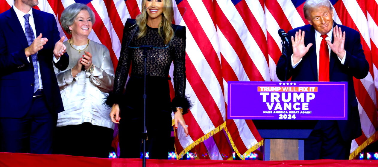 Susie Wiles (2-L) aplaude mientras el candidato presidencial republicano Donald J. Trump se dirige a sus seguidores en la fiesta de vigilancia de la noche de las elecciones en el Centro de Convenciones de West Palm Beach En West Palm Beach, Florida (EE.UU.), 6 de noviembre de 2024. (Elecciones) EFE/EPA/CRISTOBAL HERRERA-ULASHKEVICH