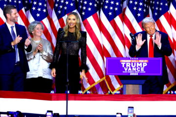 Susie Wiles (2-L) aplaude mientras el candidato presidencial republicano Donald J. Trump se dirige a sus seguidores en la fiesta de vigilancia de la noche de las elecciones en el Centro de Convenciones de West Palm Beach En West Palm Beach, Florida (EE.UU.), 6 de noviembre de 2024. (Elecciones) EFE/EPA/CRISTOBAL HERRERA-ULASHKEVICH